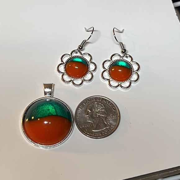 24026 Orange and Green Resin pendent and earrings. - Picture 2 of 7